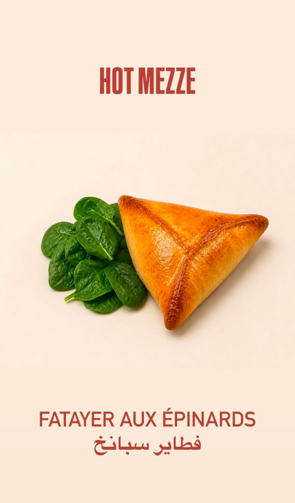 Fatayer triangulaire aux épinards avec feuilles d'épinards frais