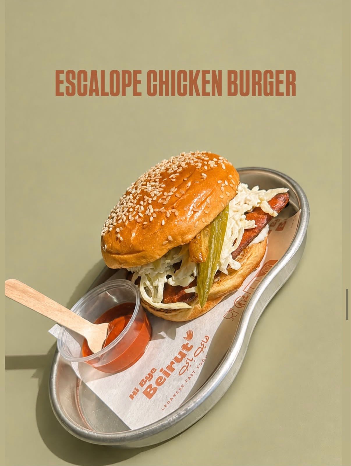 Burger escalope de poulet avec chou blanc, piment vert et sauce sur un plateau métal